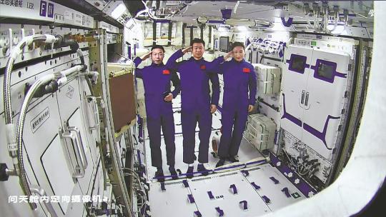 فضانوردان «شن‌جوئو-14» اولین پیاده‌روی فضایی خود را انجام می‌دهندا