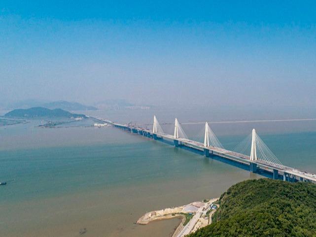 中国初の鉄道道路同一平面の複数タワー斜張橋が閉合