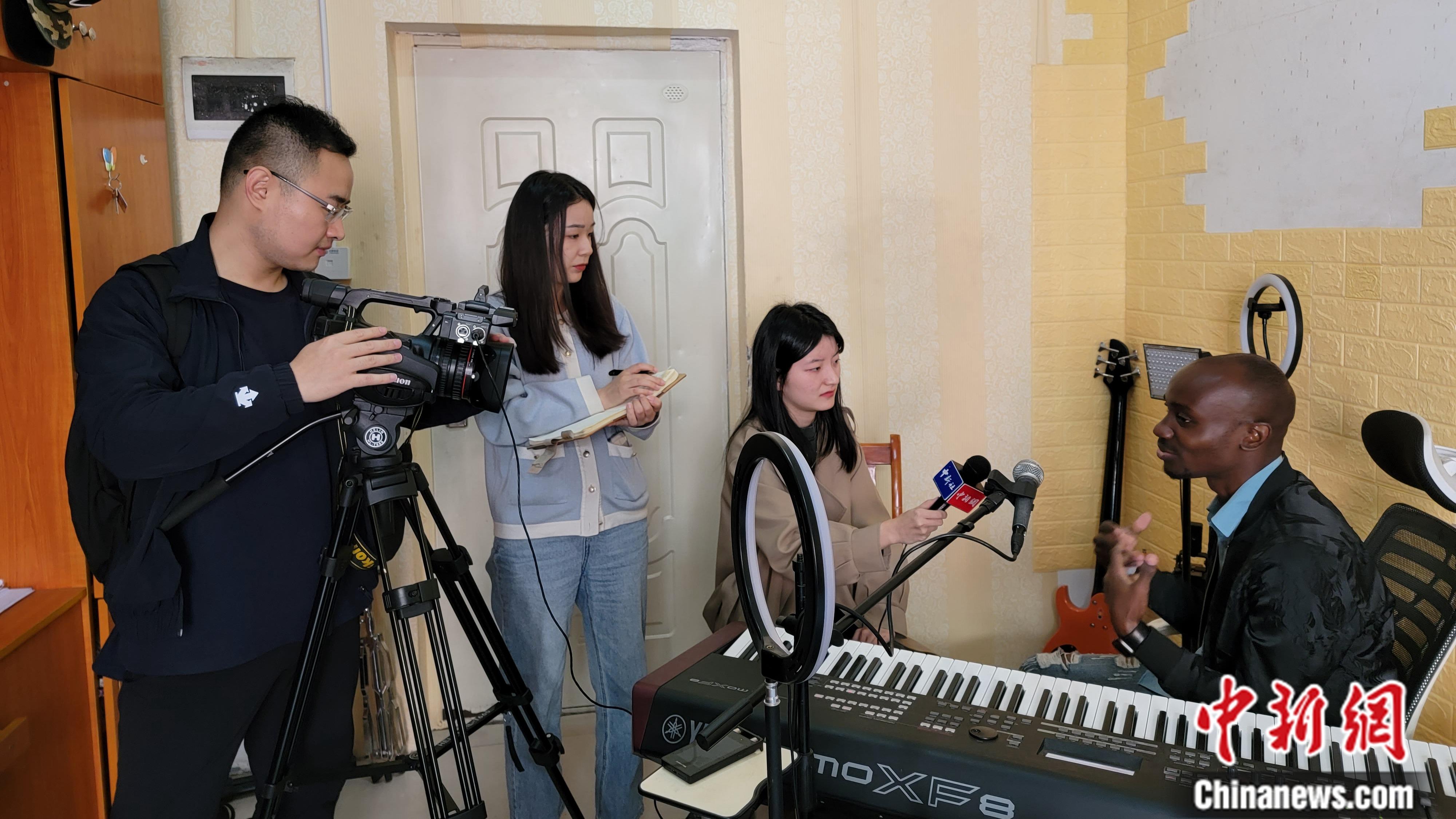 معرفی چین از طریق تشکیل گروه‌های موسیقی توسط دانشجویان خارجی در چینا