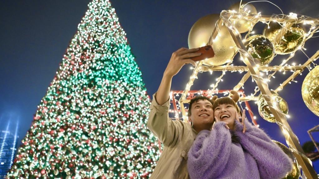 Hongkong Riesiger Weihnachtsbaum schafft vorweihnachtliche Atmosphäre