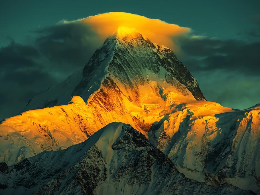 Puncak Gunung Bermandikan Cahaya Matahari Keemasan