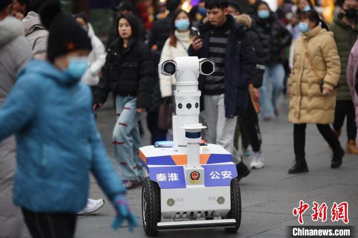 ‘Polis Robot’ Meronda di Nanjing