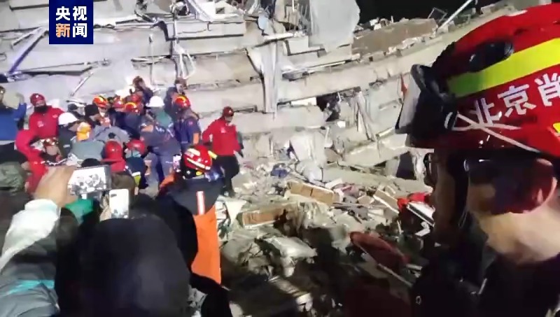 (ویدئو) امدادرسانان چینی یک زن باردار را از زیر آوار زلزله ترکیه نجات دادندا