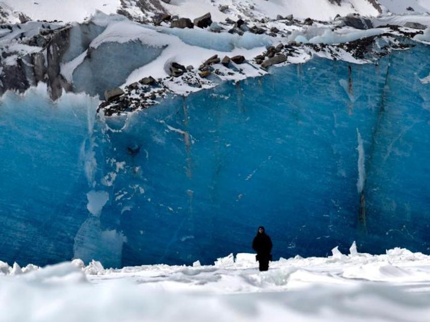 観光客を魅了する来古氷河の「美しい青」　西蔵