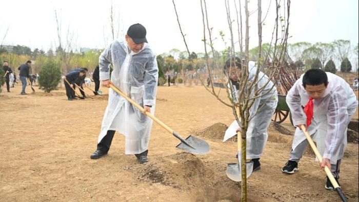 کاشت درخت توسط رئیس جمهور چین در پکن و تشویق به جنگل کاری بیشتر برای ایجاد چین زیباا