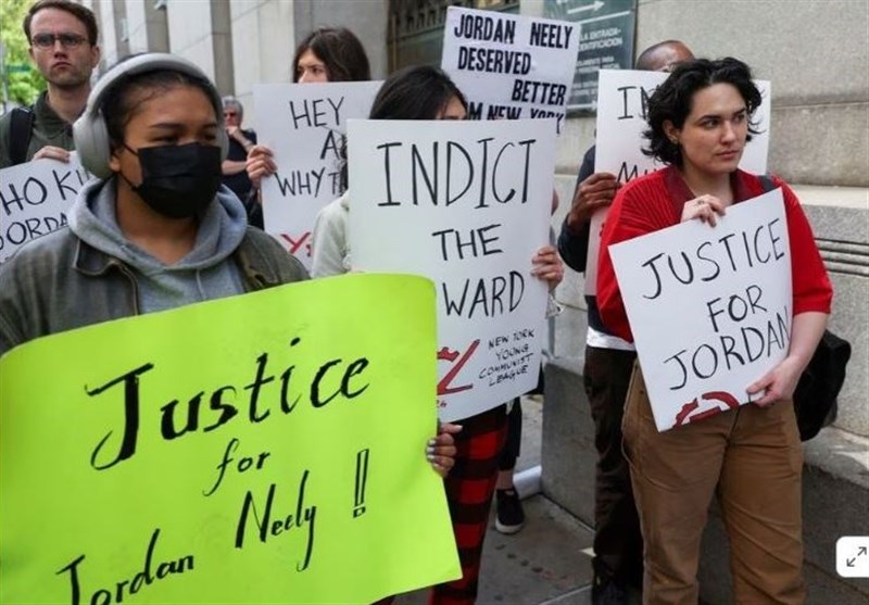 تظاهرات در نیویورک در اعتراض به مماشات دادگستری در محکوم کردن قاتل یک سیاه پوستا