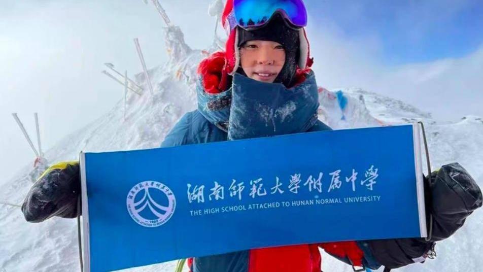 دانش‌آموز ۱۶ ساله چینی بر قله جومولانگما غلبه کردا