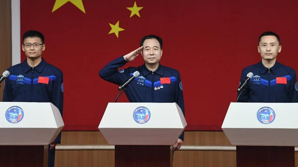 نخستین حضور یک استاد و دانشیار دانشگاه در میان فضانوردان چینا