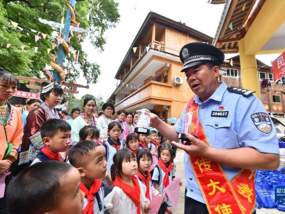 Polis Promosi Pengetahuan Antidadah di Kampung Miao