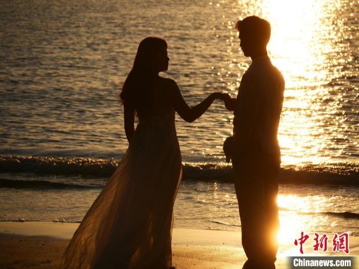 Pantai Teluk Mulan, Saksi Momen Romantis Pasangan Pengantin