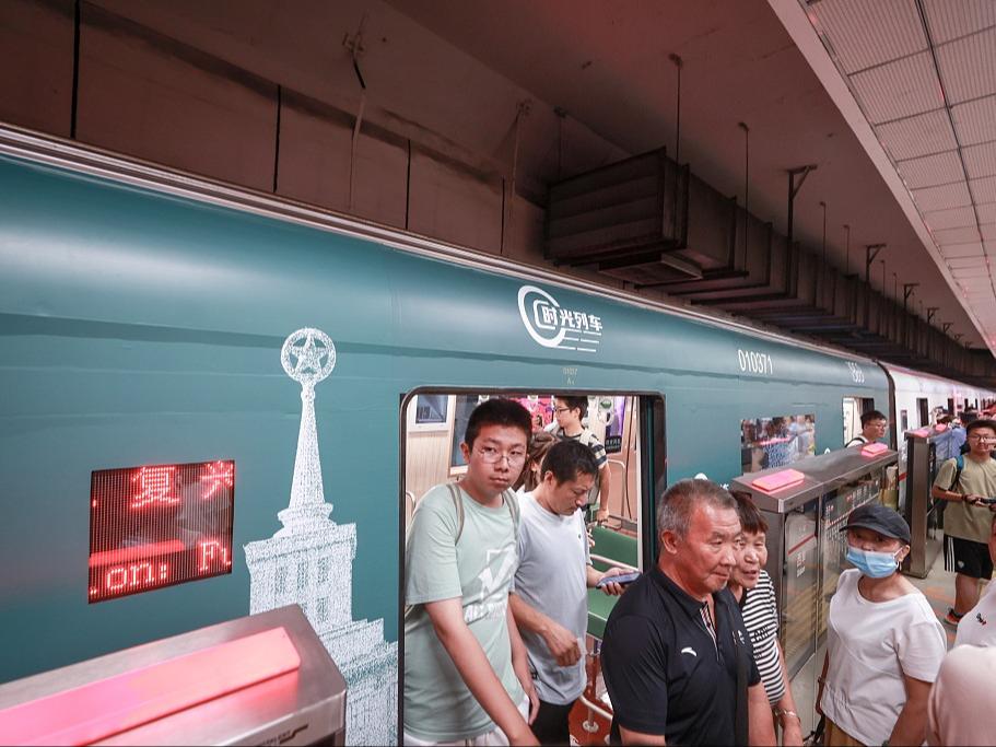 北京地下鉄の「タイムトレイン」が運行開始