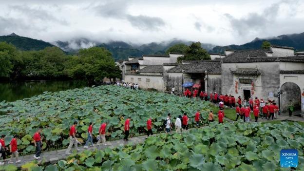 علاقه شدید گردشگران به دهکده‌های باستانی در شرق چین + تصاویرا