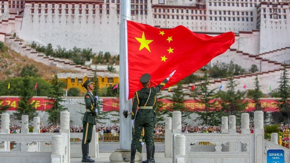 مراسم باشکوه برافراشتن پرچم در روز ملی چین + تصاویرا