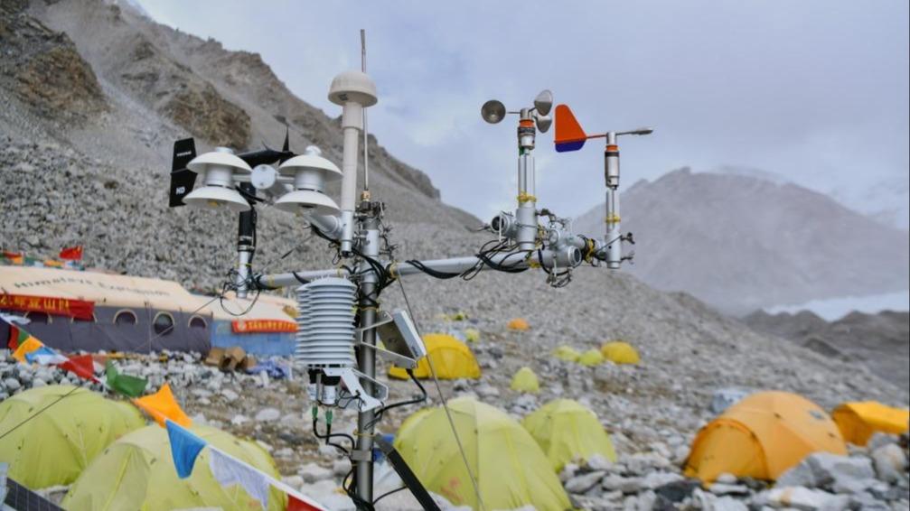 دانشمندان چینی پایگاه سنجش هواشناسی در ششمین کوه مرتفع جهان برپا کردندا