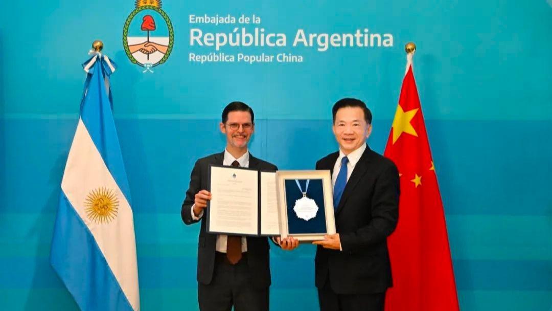 اعطای جایزه مهم دولت آرژانتین به رئیس رادیو و تلویزیون مرکزی چینا