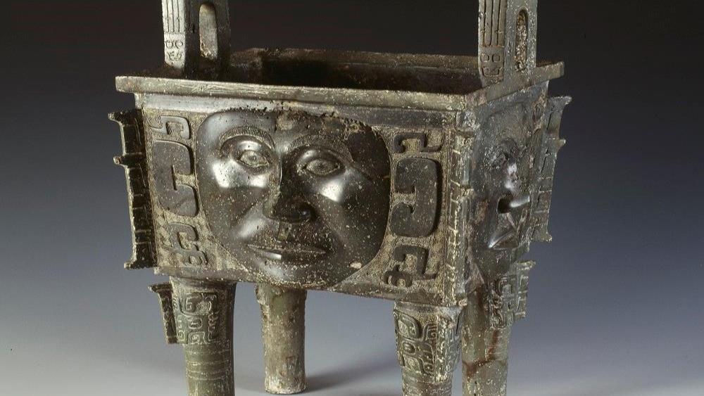 青銅製 鼎 商獣面紋 アンティーク A superb inscribed archaic bronze 'animal mask' food vessel