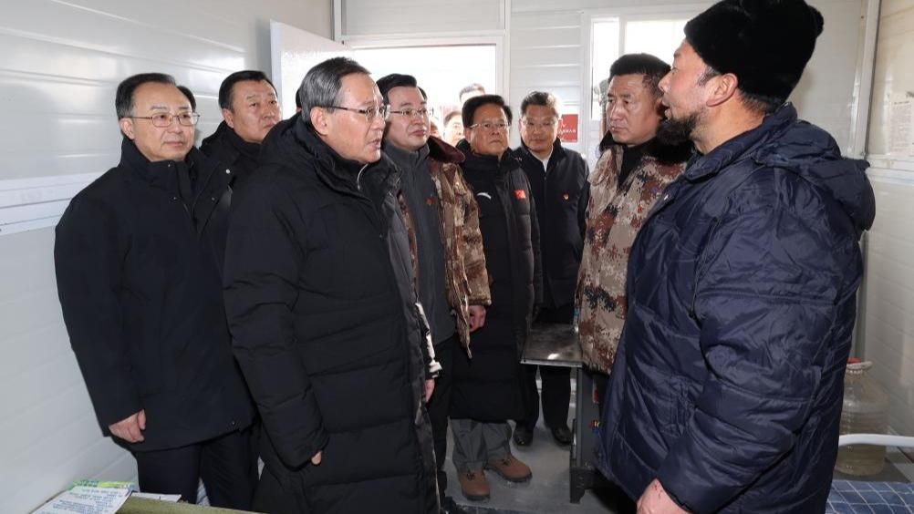 بازدید نخست وزیر چین از مناطق زلزله‌زدها