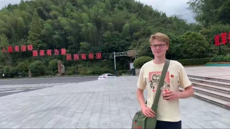 लाल सँस्कृति मन पराएका कारण चीन गएका स्वीडेनका युवा एलिओट फ्रेनस्टेड
