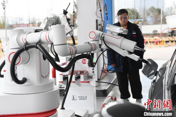 Robot Isi Minyak Untuk Pelanggan di Changsha