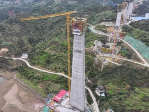 高さ150.5メートル 中国で建設中のスラブ軌道高速鉄道橋の最も高い橋脚が完成