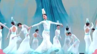 اجرای رقص چینی در شب‌نشینی عید بهار از طریق رادیو و تلویزیون مرکزی چینا