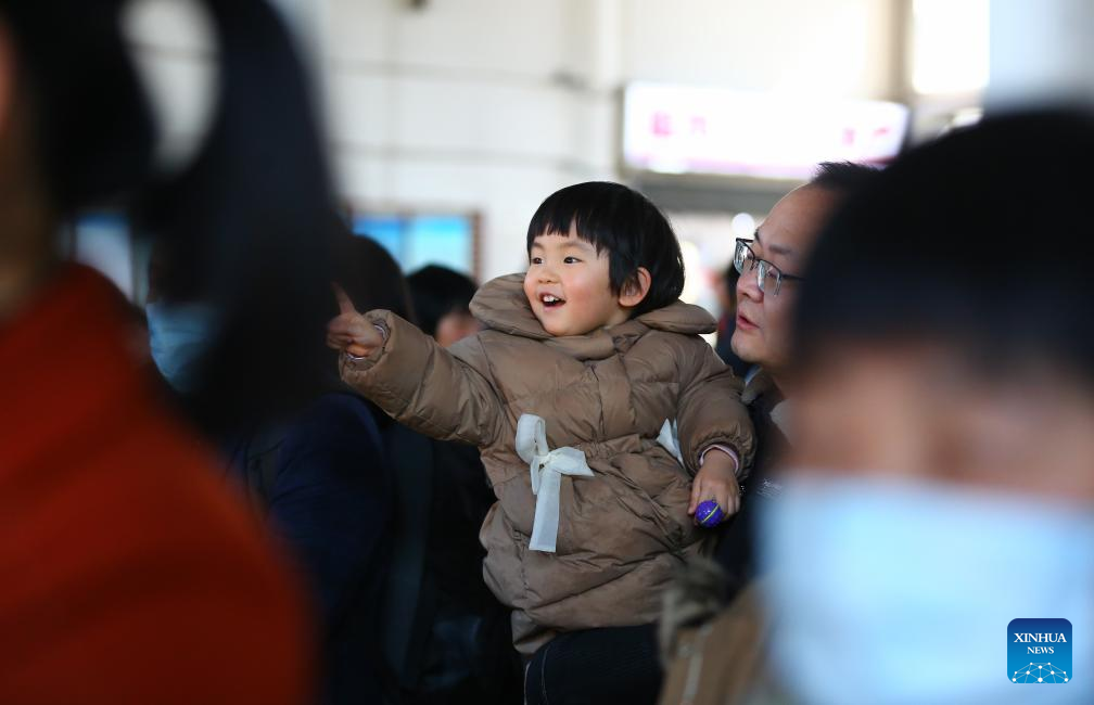 Ένα παιδί περιμένει να μπει σε ένα τρένο στο σιδηροδρομικό σταθμό του Τενγκτζόου στην επαρχία Σανντόνγκ της ανατολικής Κίνας, 16 Φεβρουαρίου 2024. Η Κίνα είδε αύξηση των ταξιδιών καθώς οι φετινές διακοπές του Φεστιβάλ της Άνοιξης φτάνουν στο τέλος τους. (Φωτογραφία από τον Li Zhijun/Xinhua)