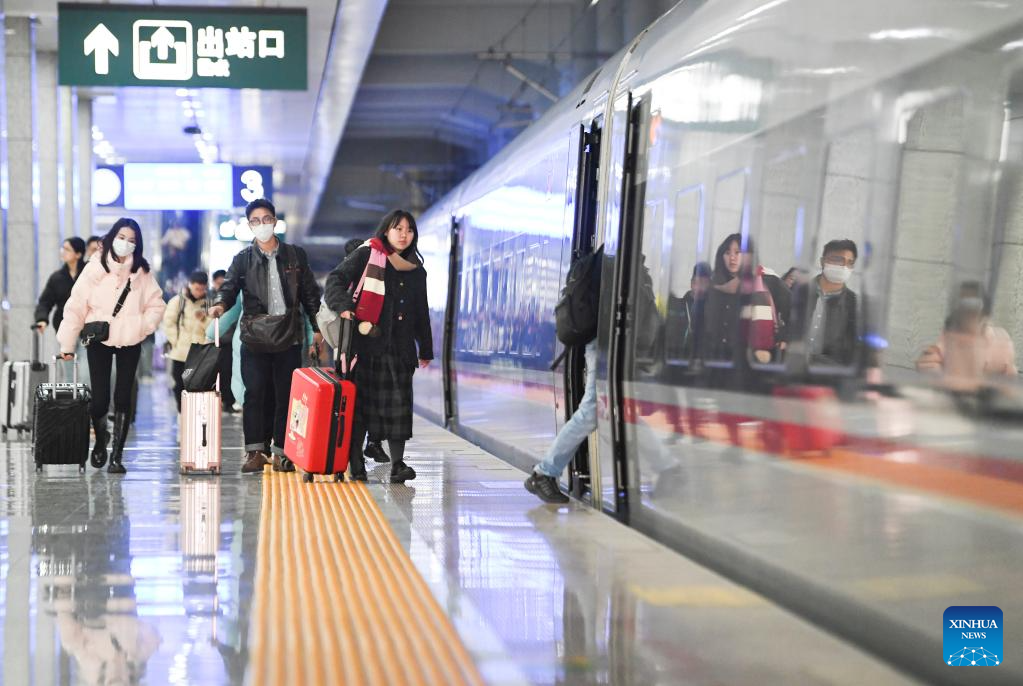 Επιβάτες επιβιβάζονται σε ένα τρένο στο σιδηροδρομικό σταθμό Σαπίνγκμπα στο νοτιοδυτικό Τσονγκτσίνγκ της Κίνας, 17 Φεβρουαρίου 2024. (Xinhua/Wang Quanchao)