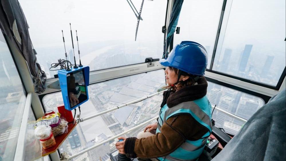 شغل سخت اما هیجان انگیز خانم «لی» در ارتفاع 416 متری از دریچه دوربینا