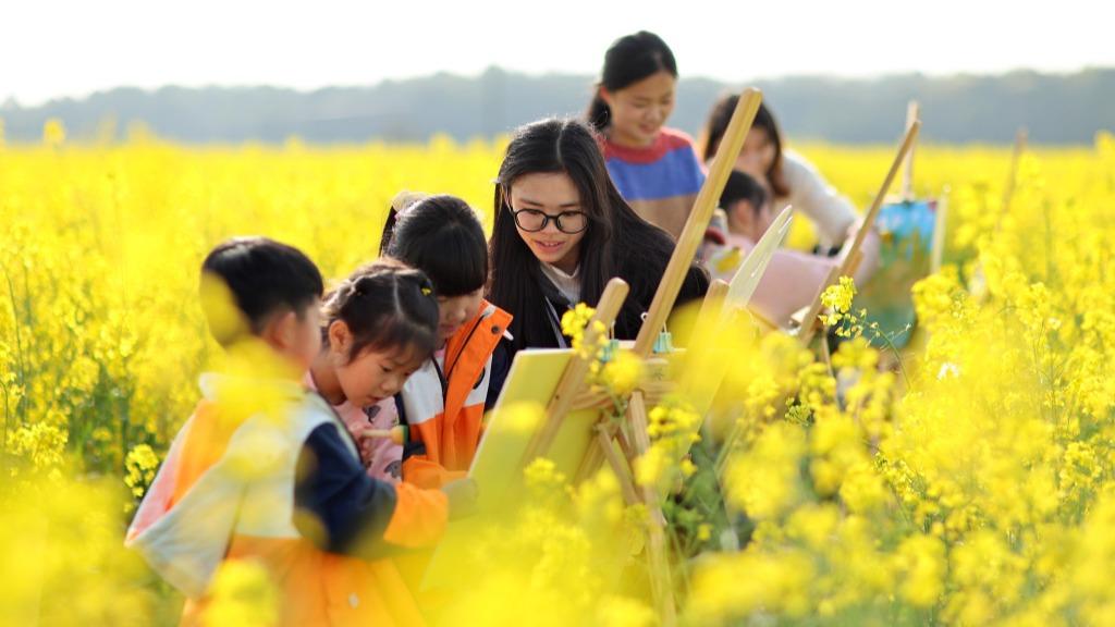Jiangxi: Kananan yara sun yi zane-zane a gonakin noman oilseed rape