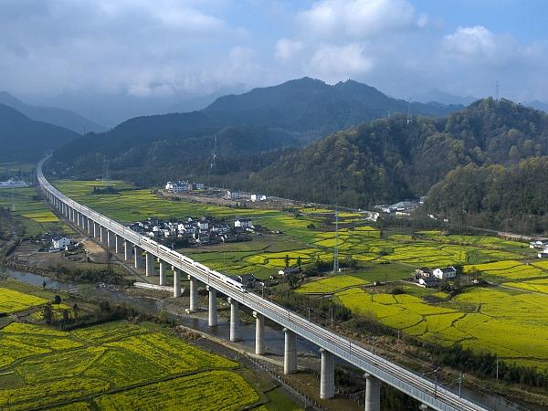 池黄高速鉄道が試験運行 時速350キロ！中国で最も美しい高速鉄道路線の一つ