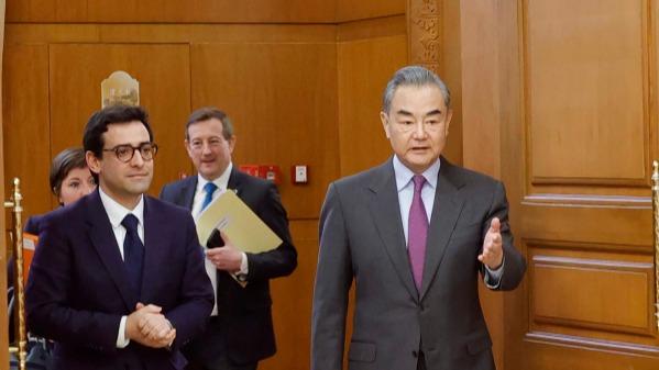 وانگ یی: چین و فرانسه برای دست یافتن به روابط با ثبات تر و همراه با آینده‌نگری بیشتر تلاش خواهند کردا