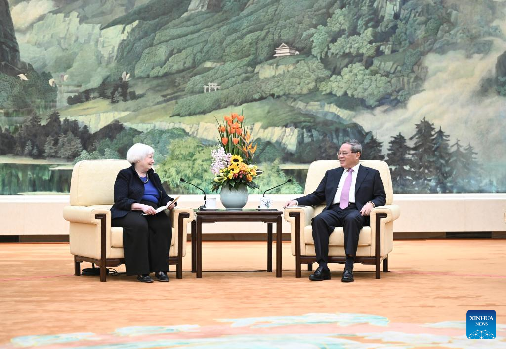 Ο Κινέζος πρωθυπουργός Λι Τσιανγκ (δεξιά) συναντά την υπουργό οικονομικών των ΗΠΑ Τζάνετ Γέλεν στο Πεκίνο, Κίνα, 7 Απριλίου 2024. (φωτογραφία/Xinhua)
