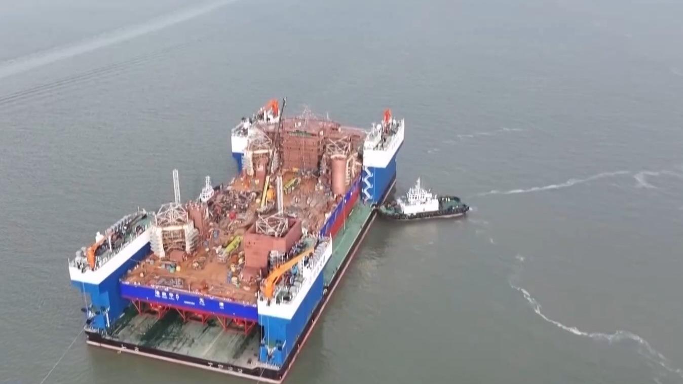 国産半潜水式バージが2万トン超のプラットフォームを初輸送