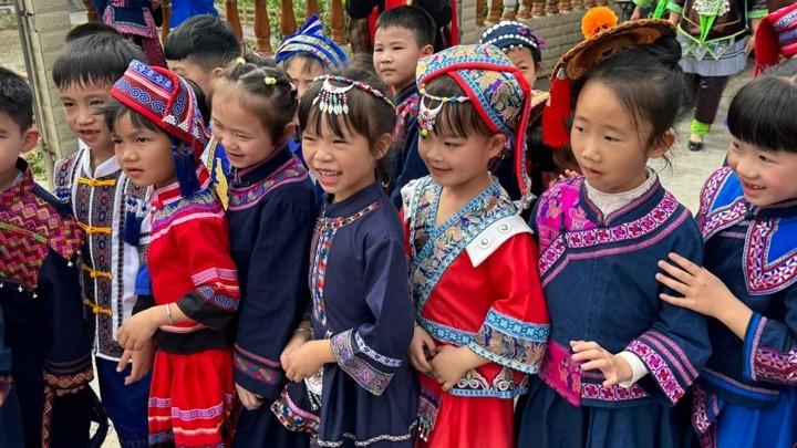 少数民族衣装 民族衣装は一式76万円！ 広西チワン族自治区の旅⑦春祭り「三月三」で