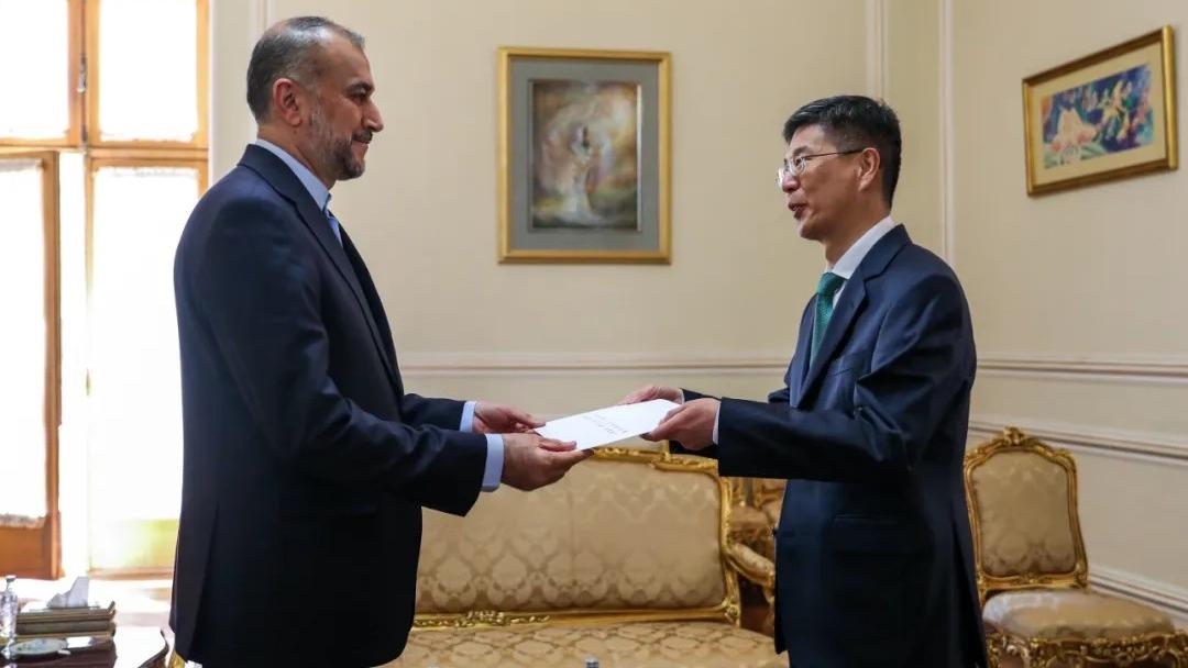 سفیر جدید چین استوار نامه خود را به وزیر خارجه ایران تقدیم کردا