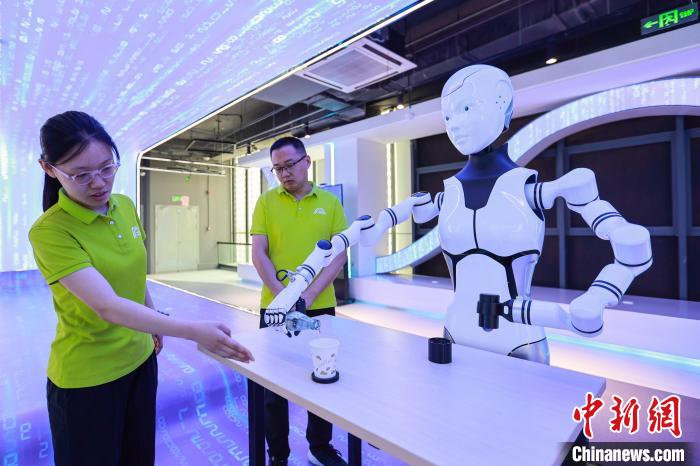 Robot Pintar Buatan Handan Dijual ke 20 Negara