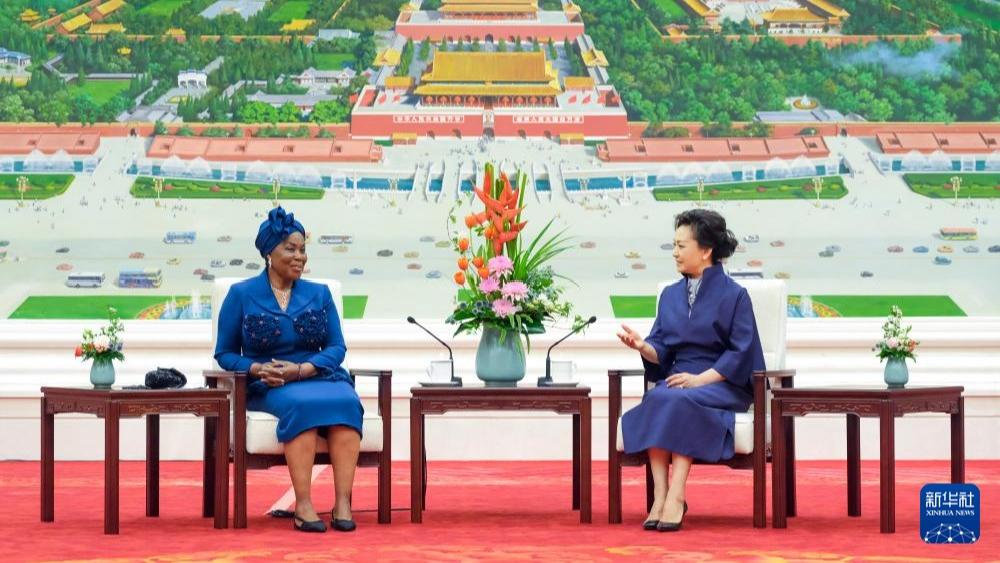 مهمانوازی چایی پنگ لی‌یوان بانوی اول چین از همسر رئیس جمهور گینه استواییا