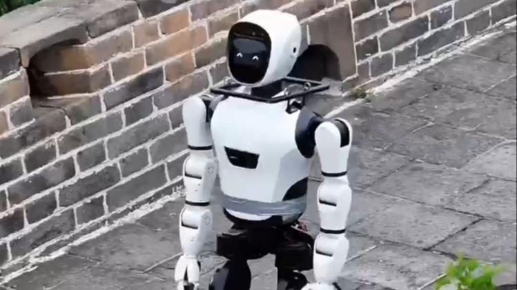 ویدئو| رُباتی که از «دیوار بزرگ چین» بازدید کرد!ا