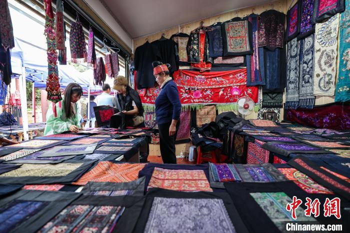Kunjungi Pasar Karya Warisan Budaya Tidak Ketara di Guizhou
