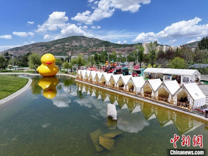 Itik Kuning Gergasi Dipertontonkan di Xining