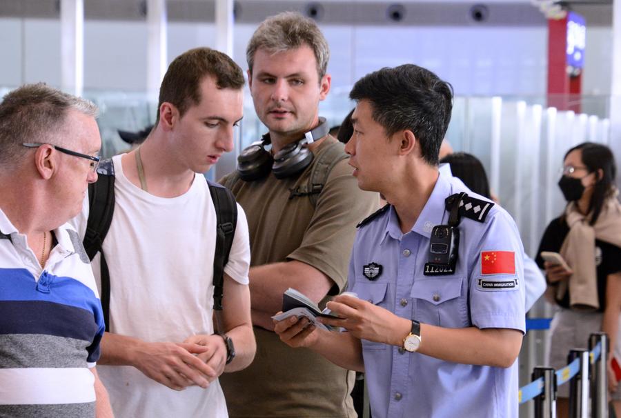 حضور گسترده مسافران خارجی در چین به دنبال سیاست‌های بدون ویزا + تصاویرا