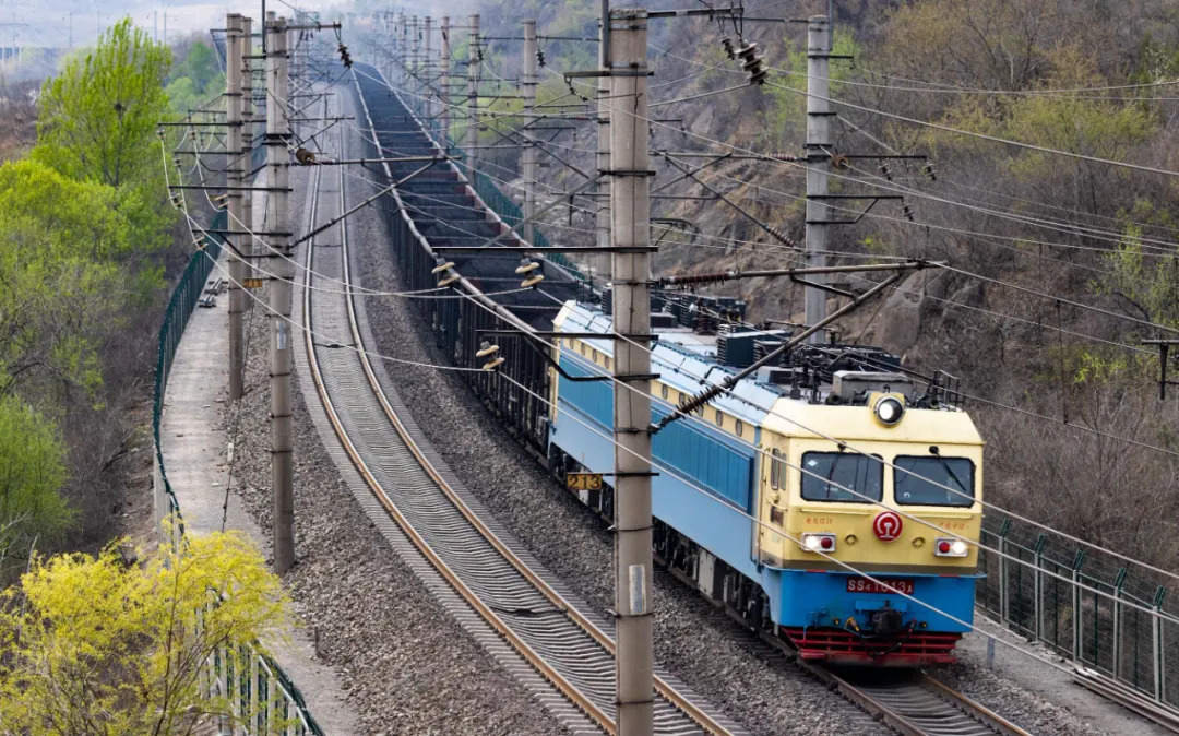 مستويان قياسيان لحجم ومعدل دوران الشحن عبر السكك الحديدية الصينية خلال يونيو المنصرم