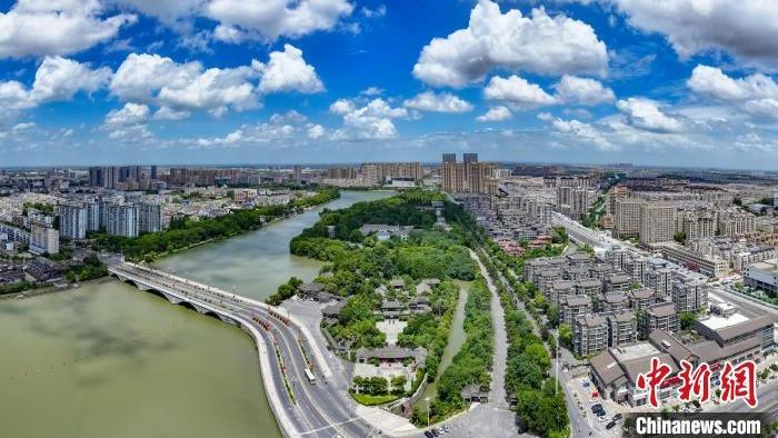 Bandar di Lembangan Sungai Yangtze Persis Lukisan