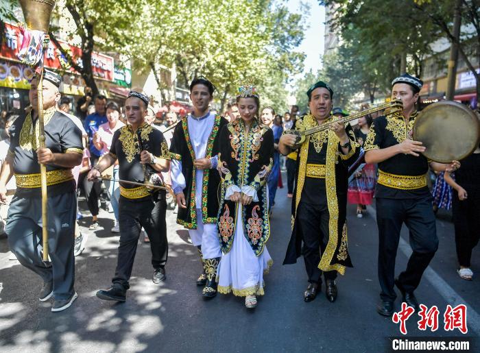 Perarakan Adat Istiadat Perkahwinan Tradisional di Urumqi