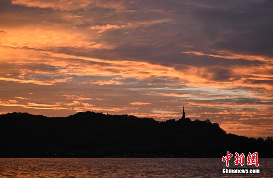 Tasik Barat Bermandikan Teja