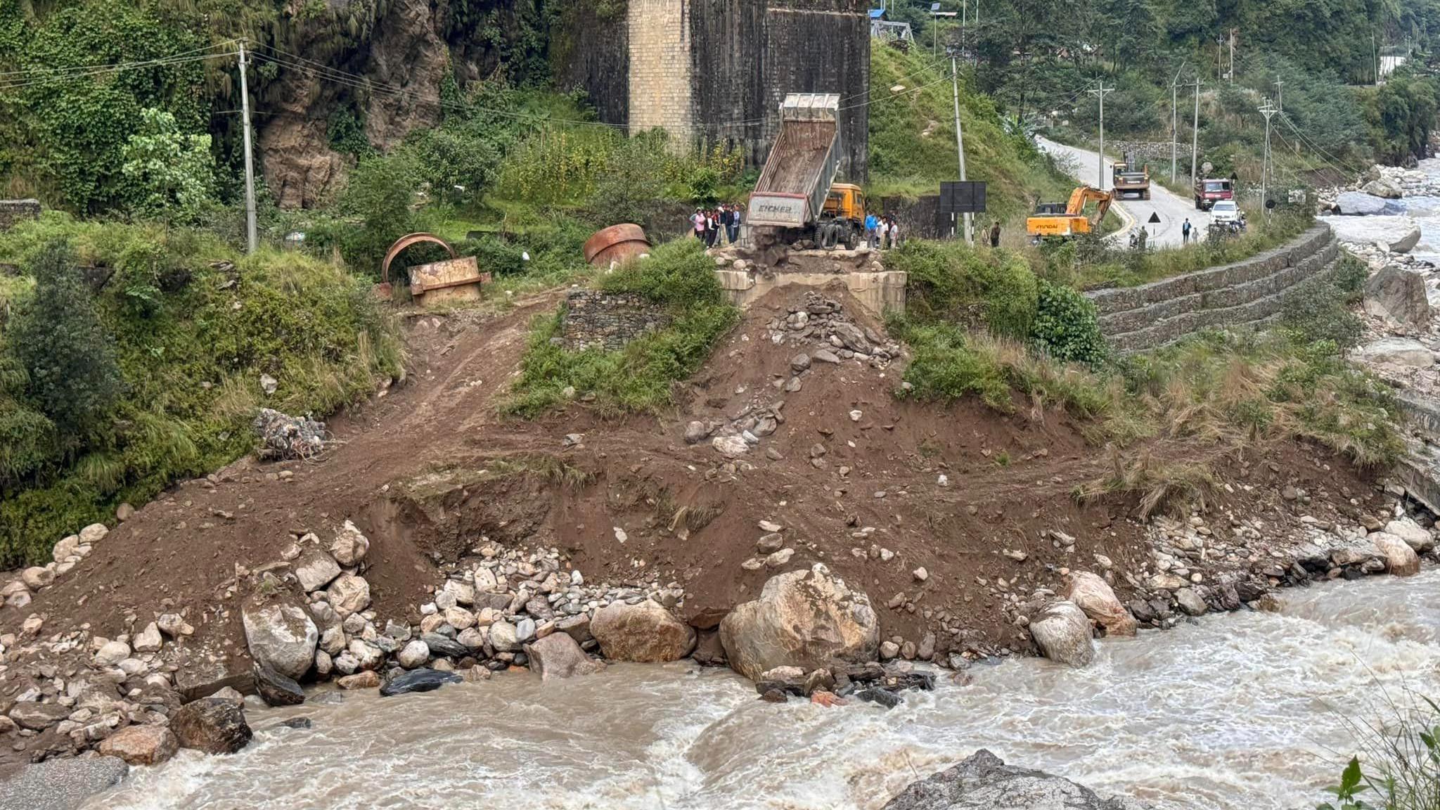 चीनबाट गएका दशैंका सामान लार्चामै अड्किएपछि नेपालमा मूल्य बढ्ने चिन्ता