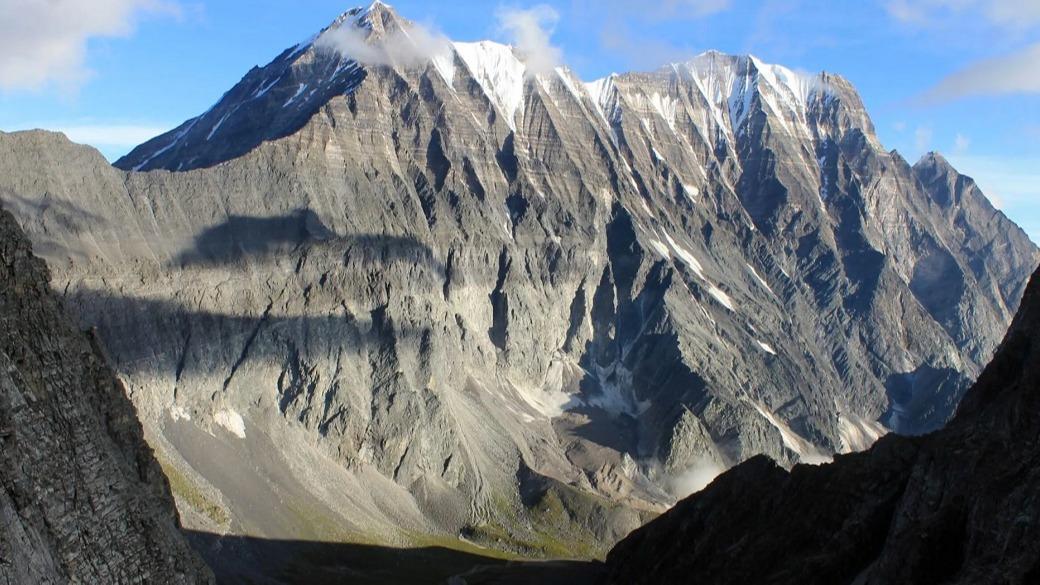 सरकारले आरोहण खुला गरेका ५७ हिमालमध्ये ४६ वटा चीनसँग सीमा जोडिएका
