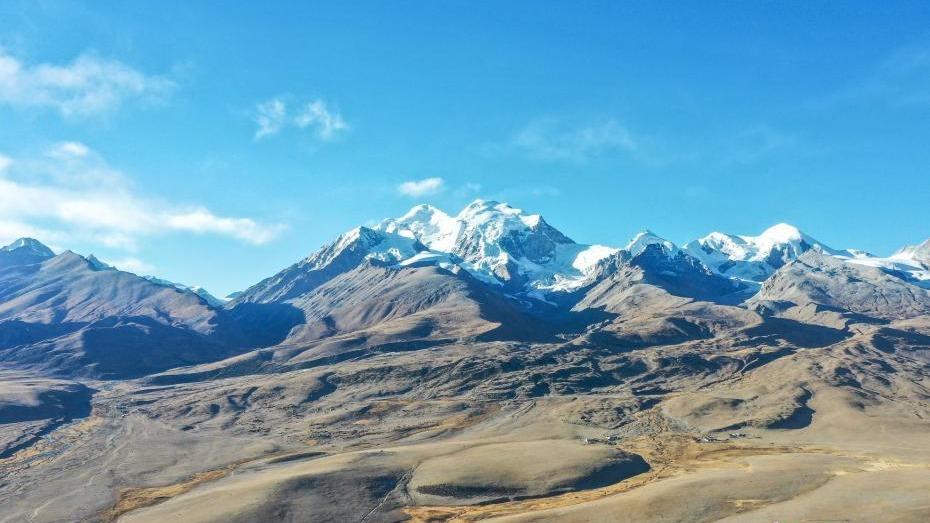 नियान छिङथाङकुला पर्वतको हिमदृश्य