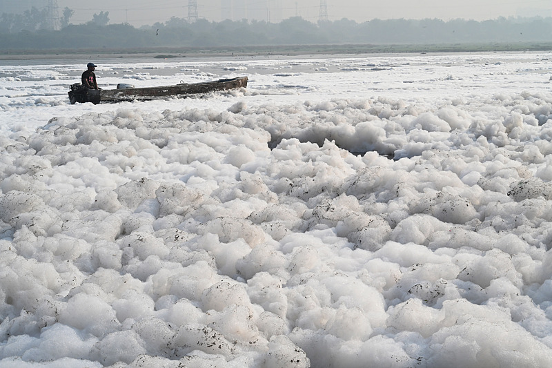 আবর্জনায় ভারতে যমুনা নদীতে বিষাক্ত ফেনা