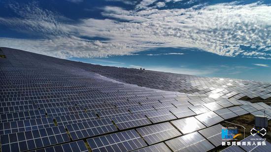 چین به توسعه نیروگاه‌های خورشیدی و بادی سرعت می‌دهد